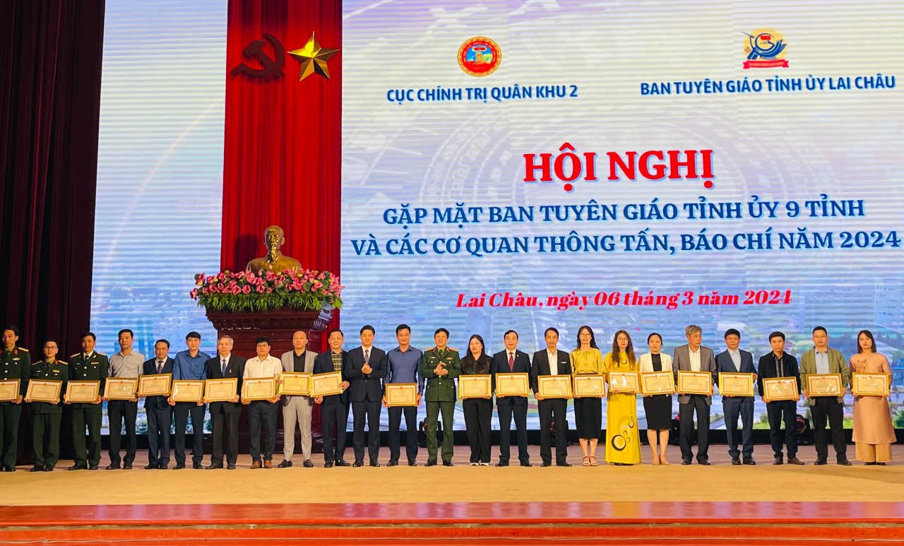 Các đồng chí lãnh đạo tỉnh Lai Châu và Quân khu 2 trao Bằng khen cho các cá nhân có thành tích xuất sắc trong công tác phối hợp tuyên truyền năm 2023