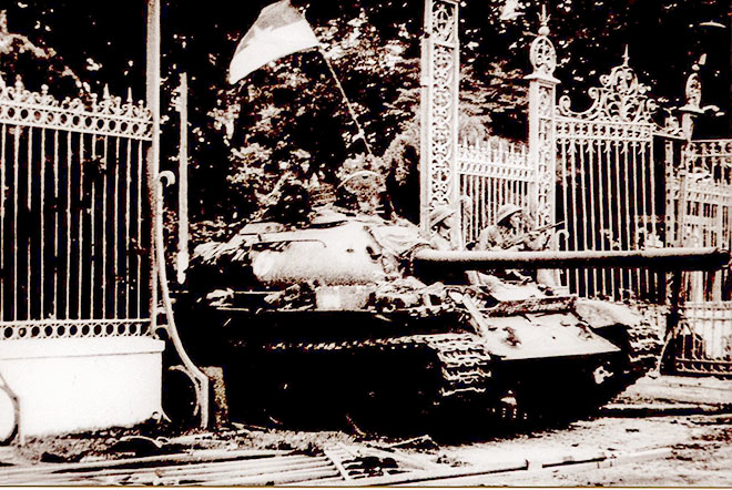 Xe tăng quân giải phóng tiến vào Dinh Độc Lập trưa 30/4/1975 (Ảnh: Tư liệu)