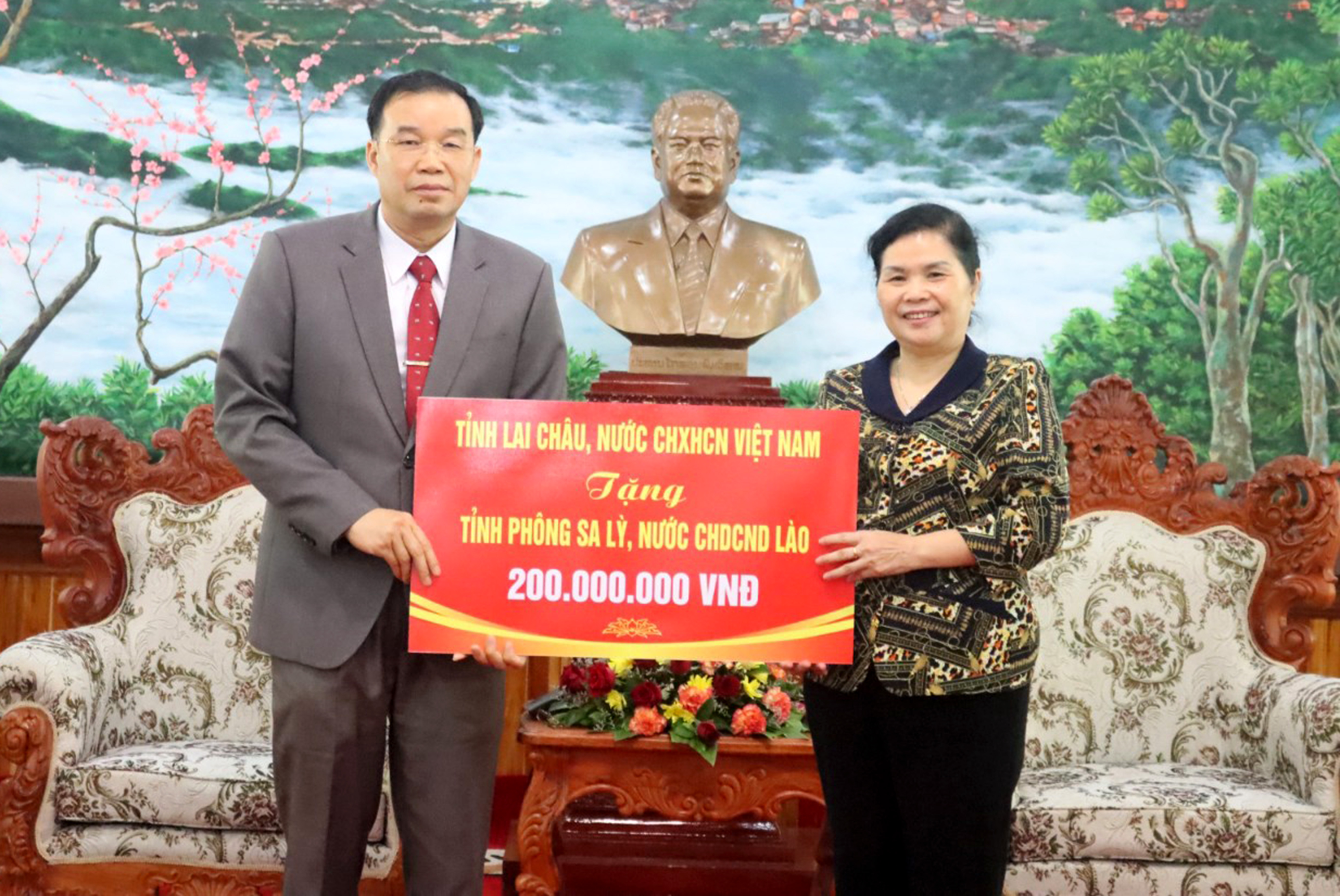 Bí thư Tỉnh ủy Lai Châu Giàng Páo Mỷ trao tặng tỉnh Phông Sa Lỳ 200 triệu đồng