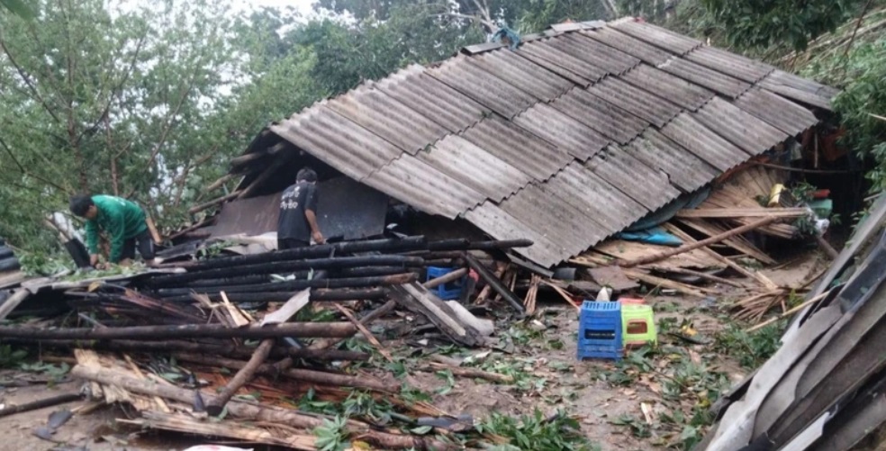 Mưa lớn kèm dông lốc đã làm tốc mái và đổ sập 120 nhà dân ở các địa phương của huyện Sìn Hồ