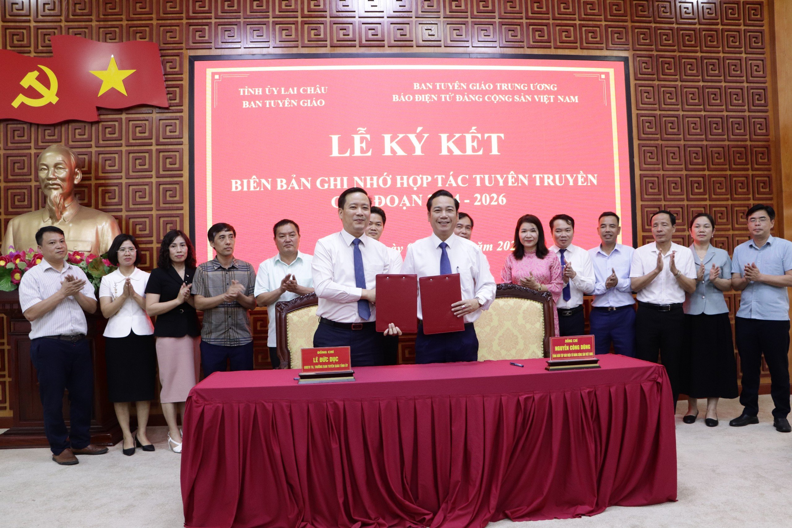Đồng chí Trưởng Ban Tuyên giáo Tỉnh uỷ Lai Châu và Tổng Biên tập Báo điện tử Đảng Cộng sản Việt Nam ký kết biên bản ghi nhớ Hợp tác phối hợp tuyên truyền