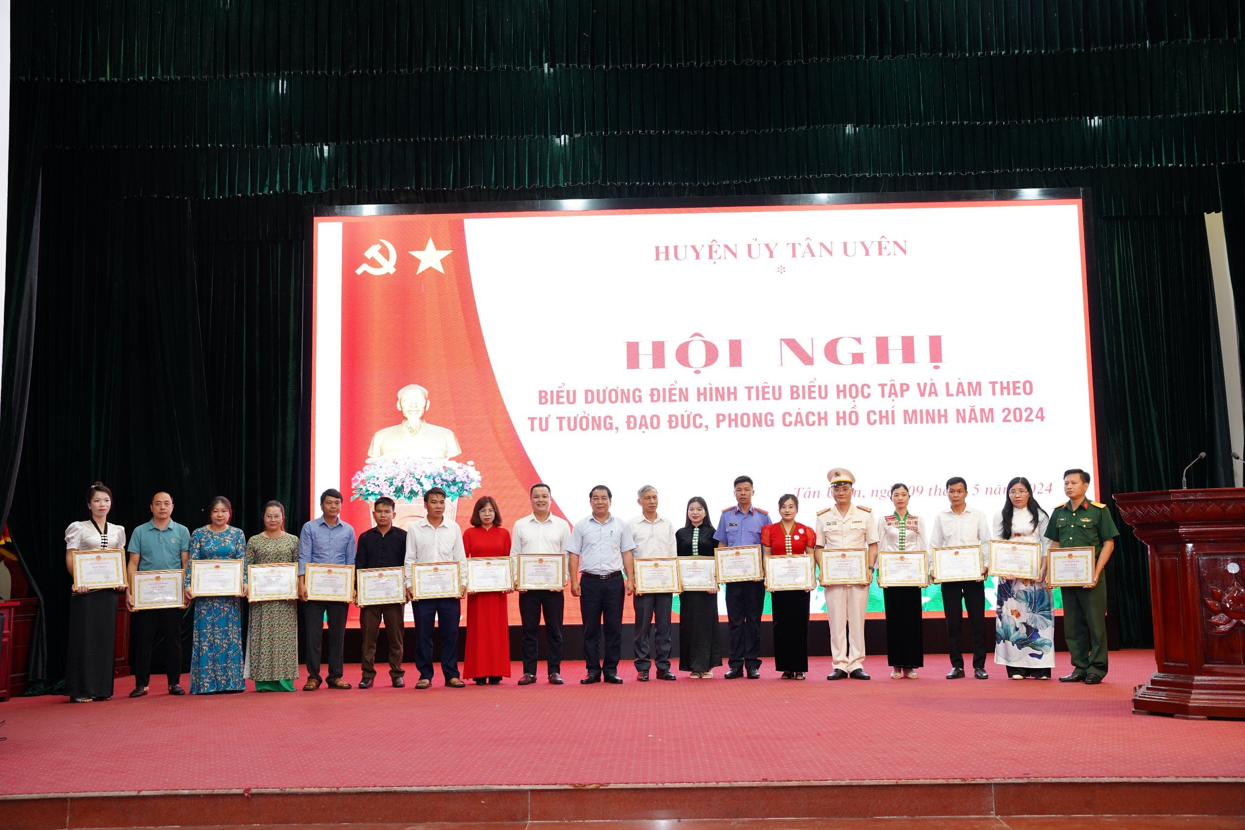 Đồng chí Nguyễn Thanh Văn - Phó Bí thư Huyện ủy, Chủ tịch UBND huyện trao Giấy khen cho các các nhân tiêu biểu