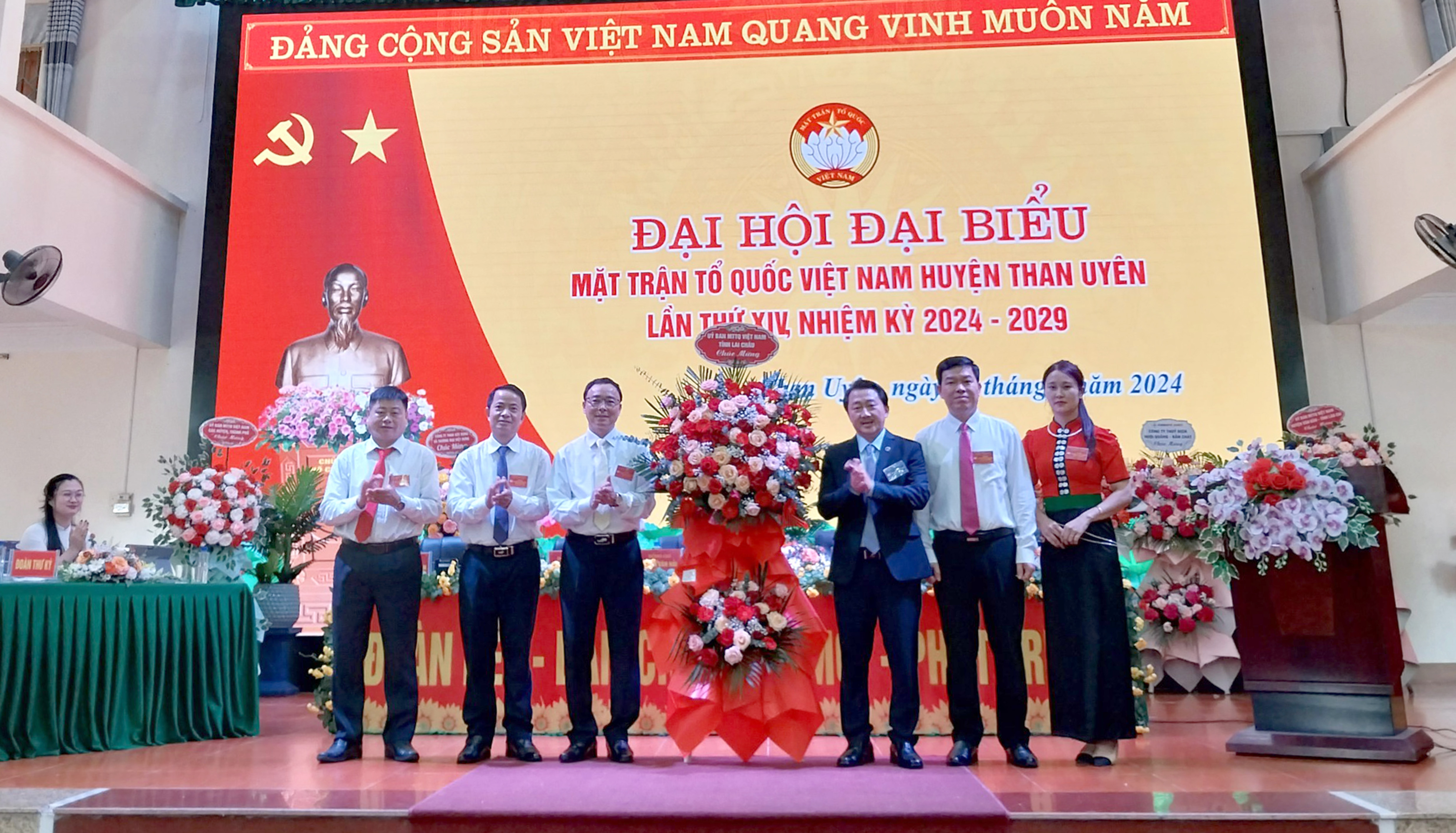 Đồng chí Sùng A Hồ - Ủy viên Ban Thường vụ Tỉnh ủy, Chủ tịch Ủy ban MTTQ Việt Nam tỉnh tặng hoa chúc mừng Đại hội