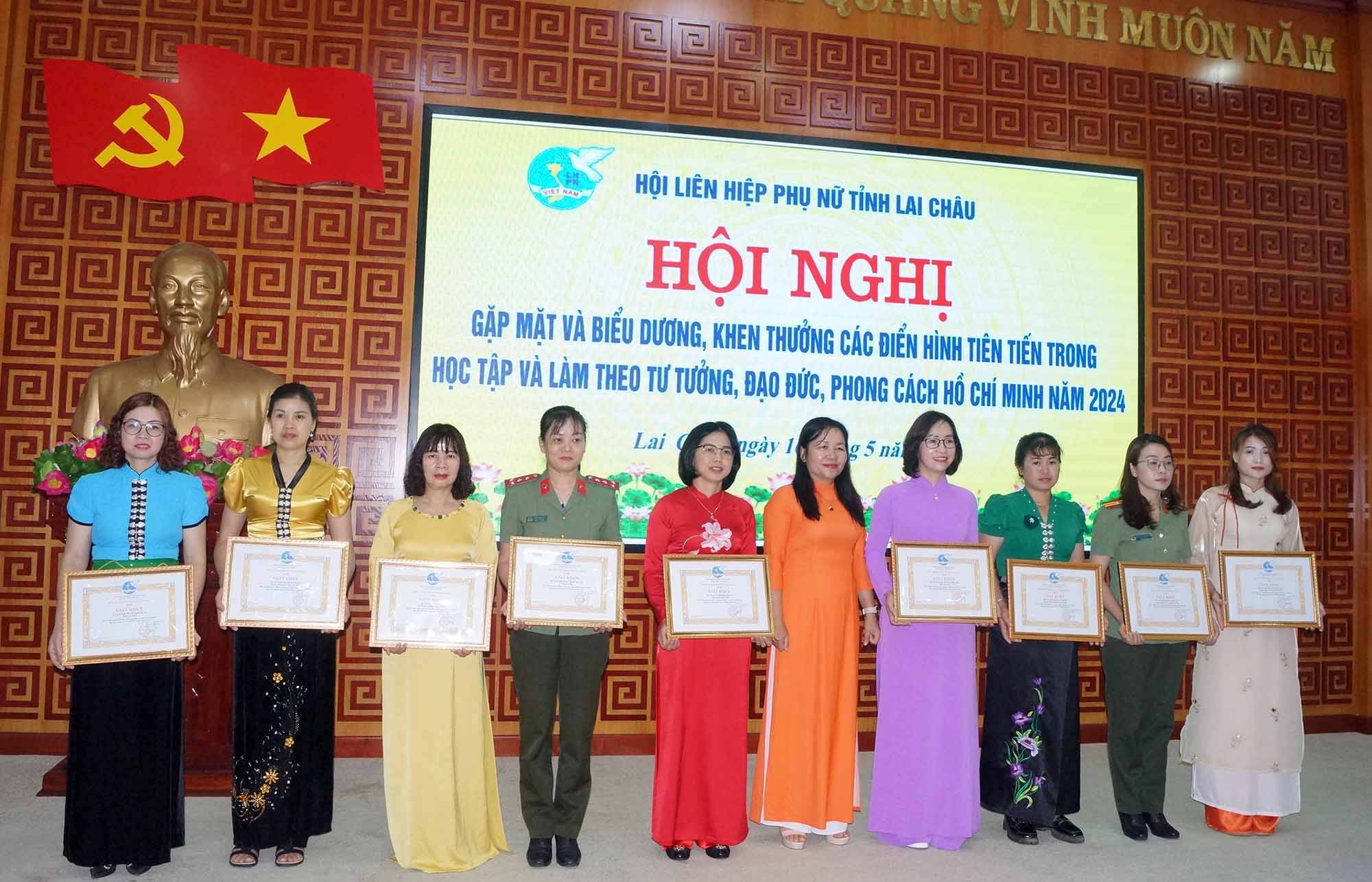 Đồng chí Khoàng Thị Thành Nga - Tỉnh uỷ viên, Chủ tịch Hội LHPN tỉnh tặng Giấy khen cho các tập thể xuất sắc trong học tập và làm theo Bác