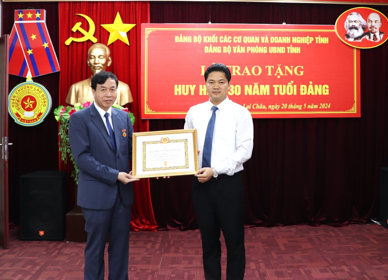 Đồng chí Vũ Mạnh Hà - Ủy viên dự khuyết Trung ương Đảng, Phó Bí thư Thường trực Tỉnh ủy trao Quyết định tặng Huy hiệu 30 năm tuổi Đảng cho đồng chí Lê Văn Lương