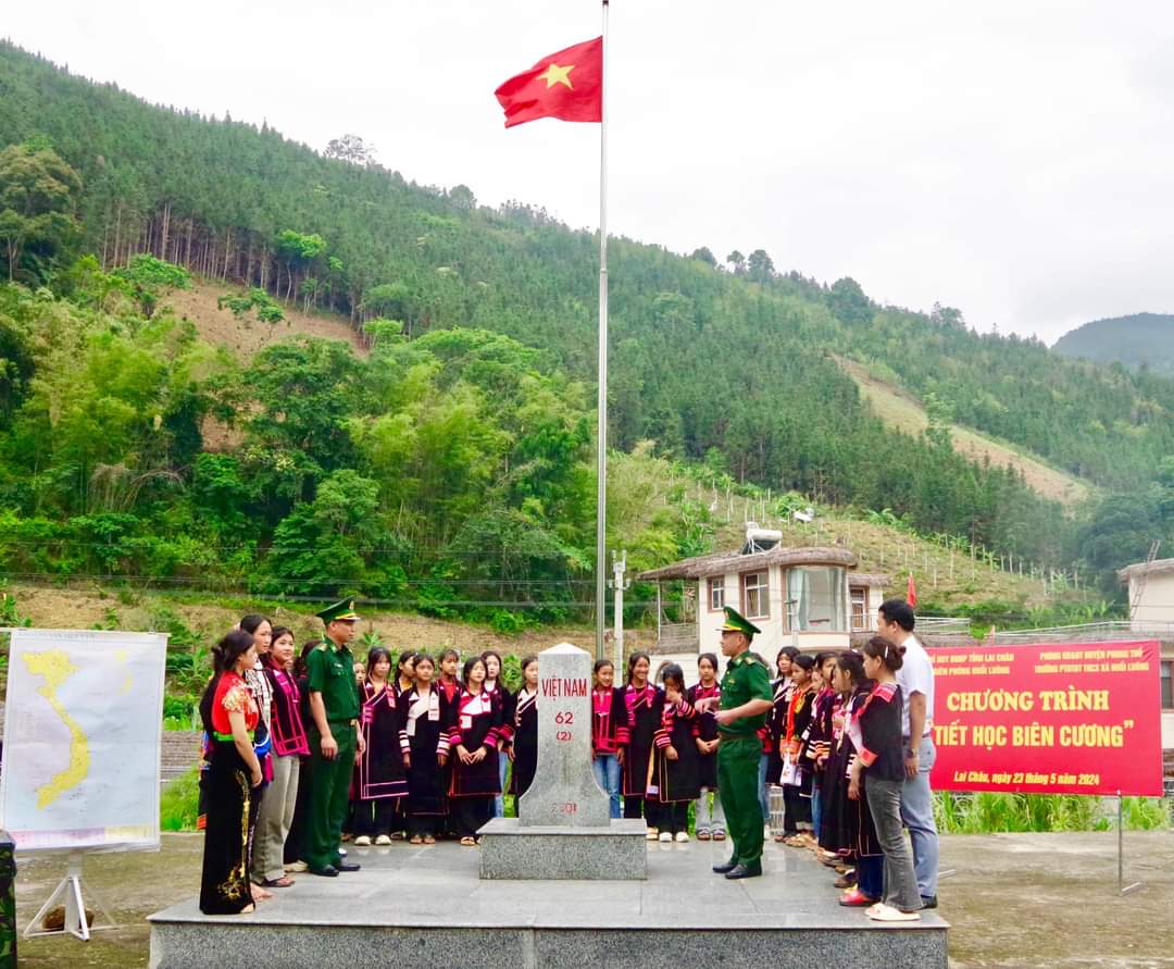 Cán bộ Đồn Biên phòng Huổi Luông duy trì có hiệu quả mô hình "Tiết học biên cương", góp phần nâng cao ý thức giữ gìn bảo vệ đường biên, mốc giới Tổ quốc cho nhân dân nhất là thế hệ trẻ