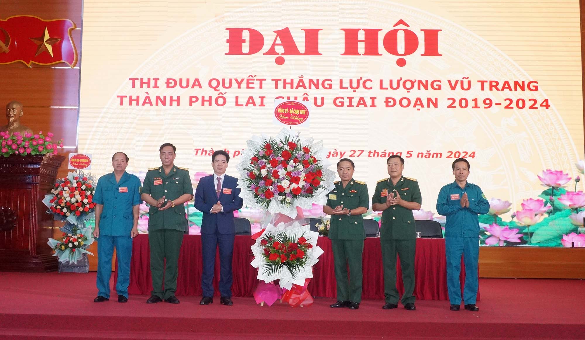 Lãnh đạo Bộ CHQS tỉnh tặng hoa chúc mừng Đại hội