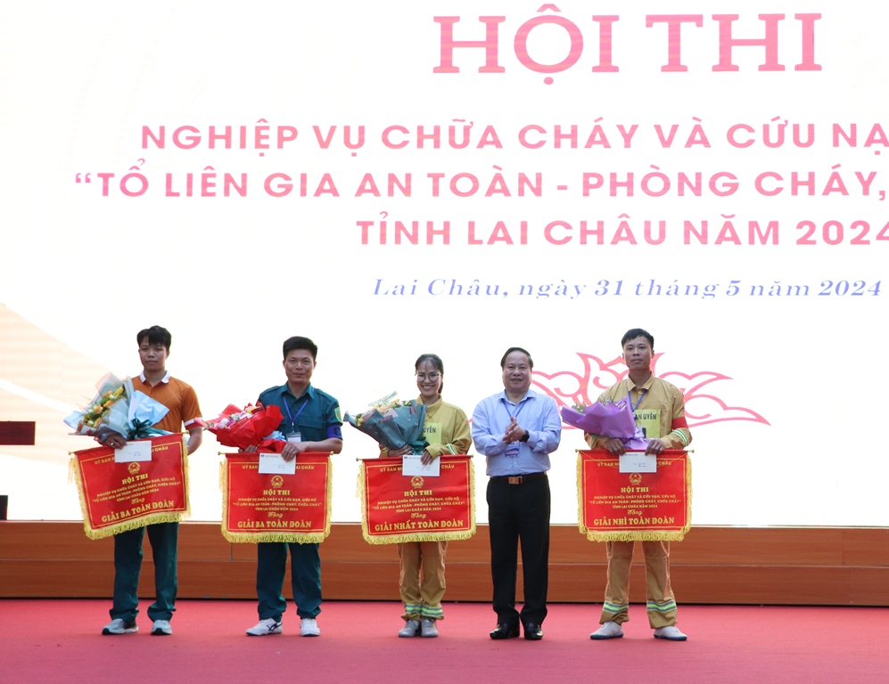 Đồng chí Tống Thanh Hải - Ủy viên Ban Thường vụ Tỉnh ủy, Phó Chủ tịch Thường trực UBND tỉnh, Trưởng Ban Tổ chức Hội thi trao giải Nhất, Nhì, Ba toàn đoàn cho các đội đạt giải