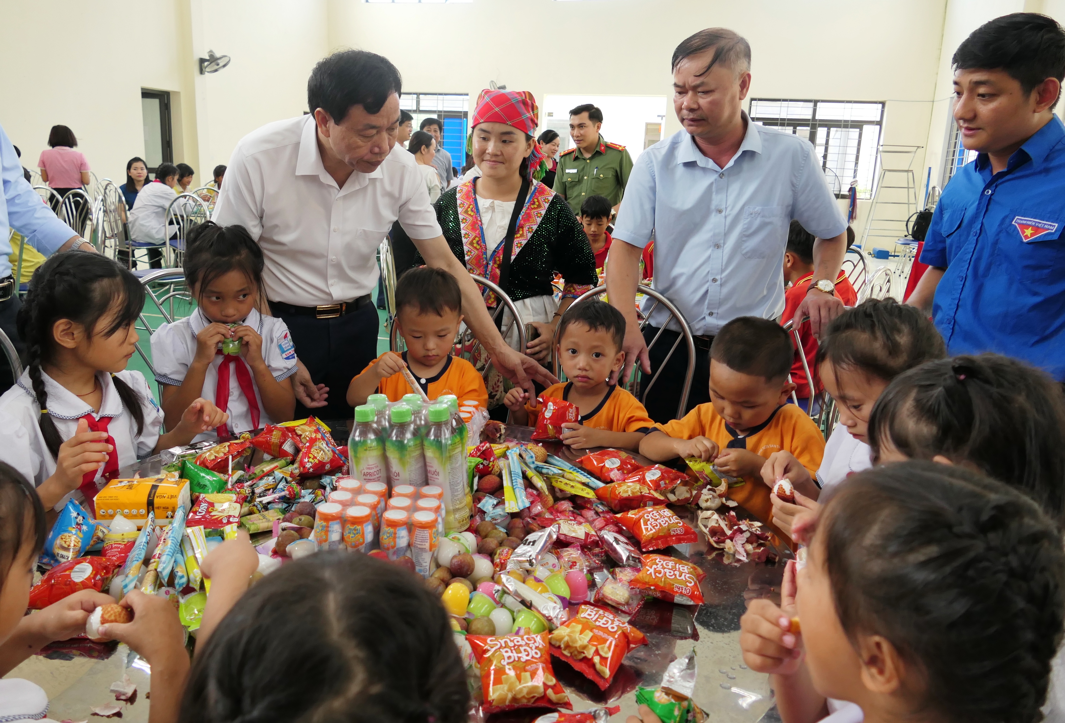 Đồng chí Lê Văn Lương - Phó Bí thư Tỉnh ủy, Chủ tịch UBND tỉnh và các đại biểu phá cỗ và động viên các cháu