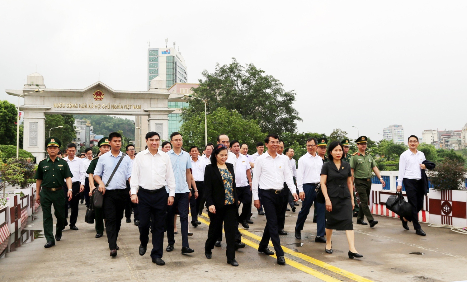 Bí thư Tỉnh uỷ Lai Châu Giàng Páo Mỷ, Bí thư Tỉnh uỷ Lao Cai Đặng Xuân Phong, Bí thư Tỉnh uỷ Điện Biên Trần Quốc Cường cùng Đoàn đại biểu 3 tỉnh xuất cảnh qua Cửa khẩu Quốc tế Lào Cai (Ảnh: BLC)