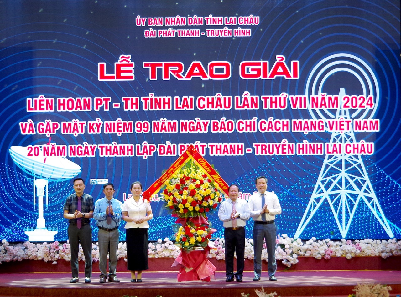 Đồng chí Phó Chủ tịch Thường trực UBND tỉnh và đồng chí Trưởng Ban Tuyên giáo Tỉnh uỷ tặng hoa chúc mừng Đài Phát thanh - Truyền hình tỉnh nhân dịp Kỷ niệm 20 năm Ngày thành lập Đài