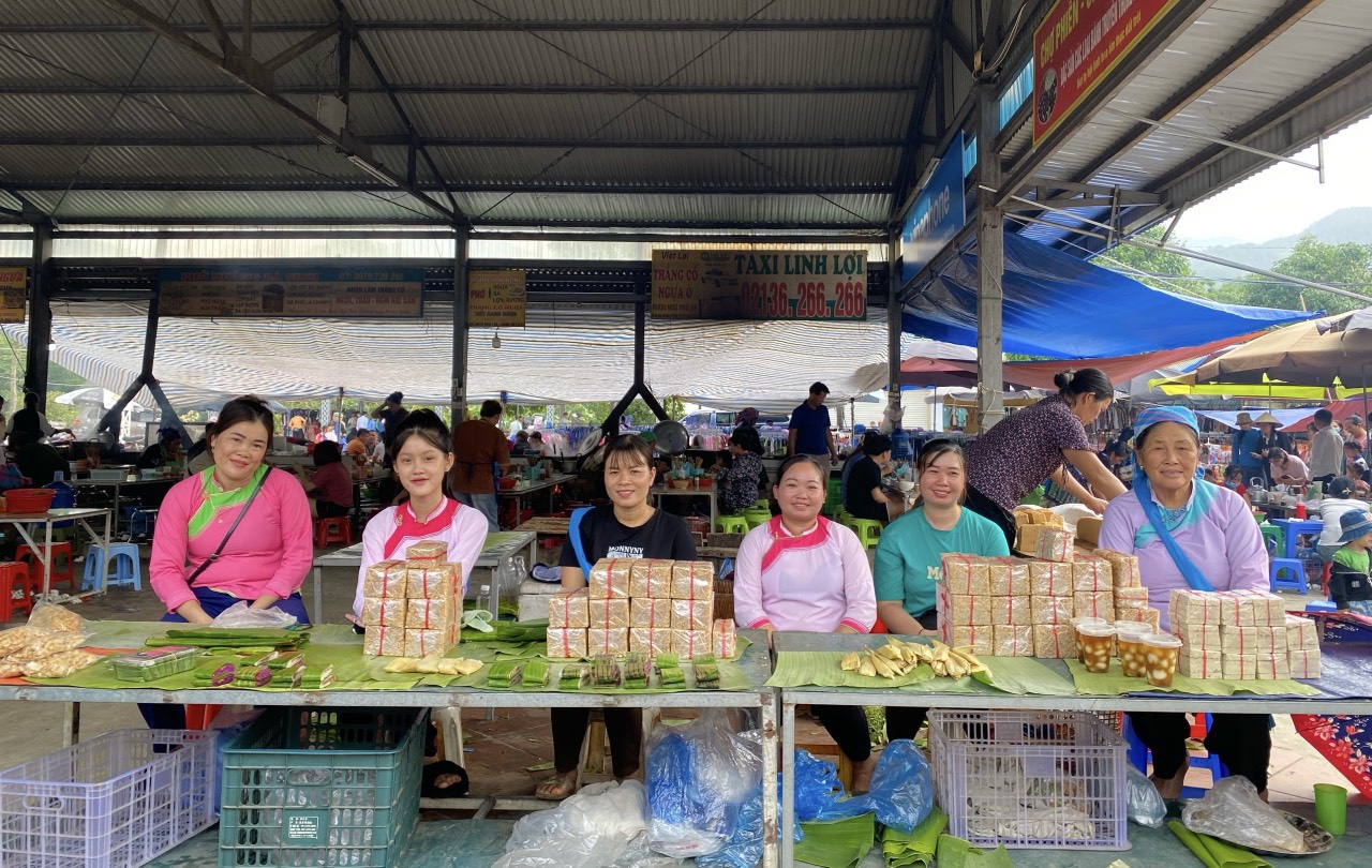 Nhân dân bản San Thàng, xã San Thàng, thành phố Lai Châu bán và giới thiệu các sản phẩm bánh truyền thống tại chợ phiên San Thàng