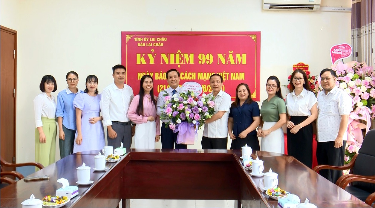 Đồng chí Lê Đức Dục - Uỷ viên Ban Thường vụ Tỉnh uỷ, Trưởng Ban Tuyên giáo Tỉnh uỷ tặng hoa chúc mừng Báo Lai Châu