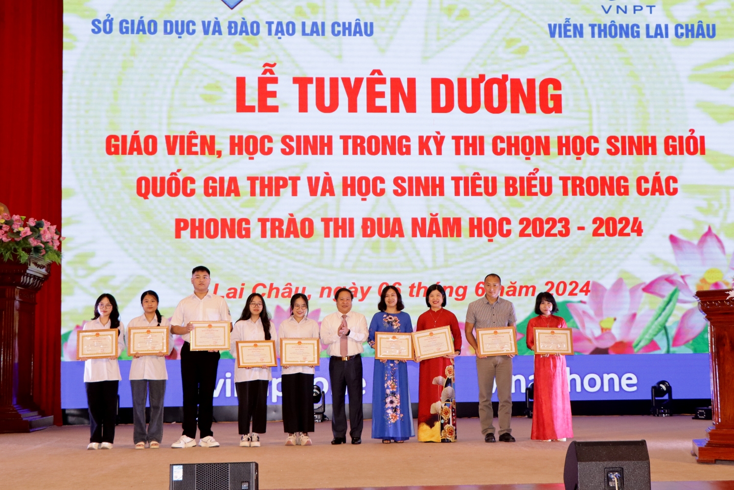 Đồng chí Tống Thanh Hải - Ủy viên Ban Thường vụ Tỉnh ủy, Phó Chủ tịch Thường trực UBND tỉnh trao Bằng khen của Chủ tịch UBND tỉnh cho giáo viên, học sinh đạt thành tích cao trong Kỳ thi chọn học sinh giỏi quốc gia THPT năm học 2023-2024