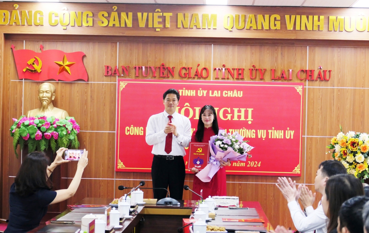 Đồng chí Vũ Mạnh Hà - Ủy viên dự khuyết Trung ương Đảng, Phó Bí thư Thường trực Tỉnh ủy trao quyết định và tặng hoa chúc mừng đồng chi Đào Thị Thanh Nhàn