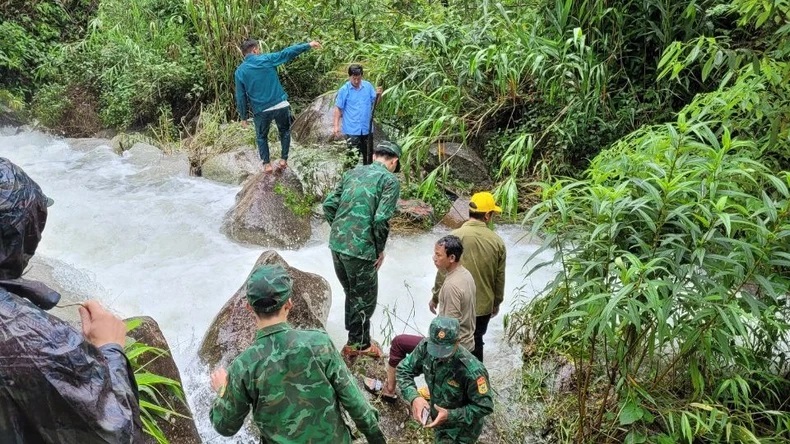 Lực lượng cứu hộ địa phương tìm kiếm nạn nhân mất tích.