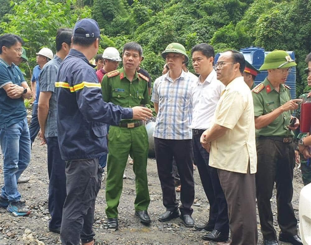 Lãnh đạo các cơ quan chức năng của tỉnh và huyện Nậm Nhùn có mặt tại hiện trường vụ việc