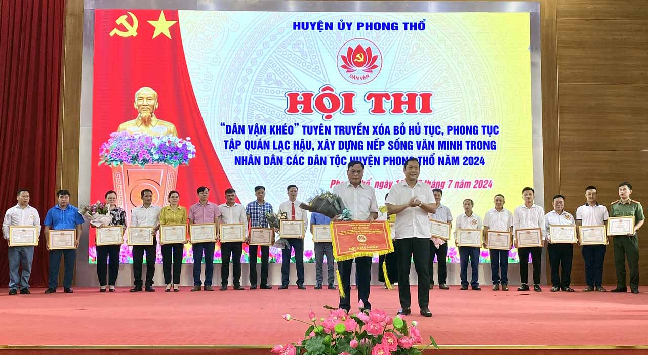 Đồng chí Đinh Quang Tuấn - Tỉnh ủy viên, Bí thư Huyện ủy Phong Thổ trao giải nhất cho đội thi đến từ Đảng bộ xã Sin Suối Hồ