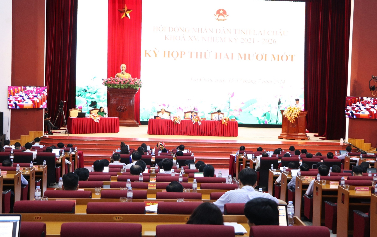 Quang cảnh Kỳ họp