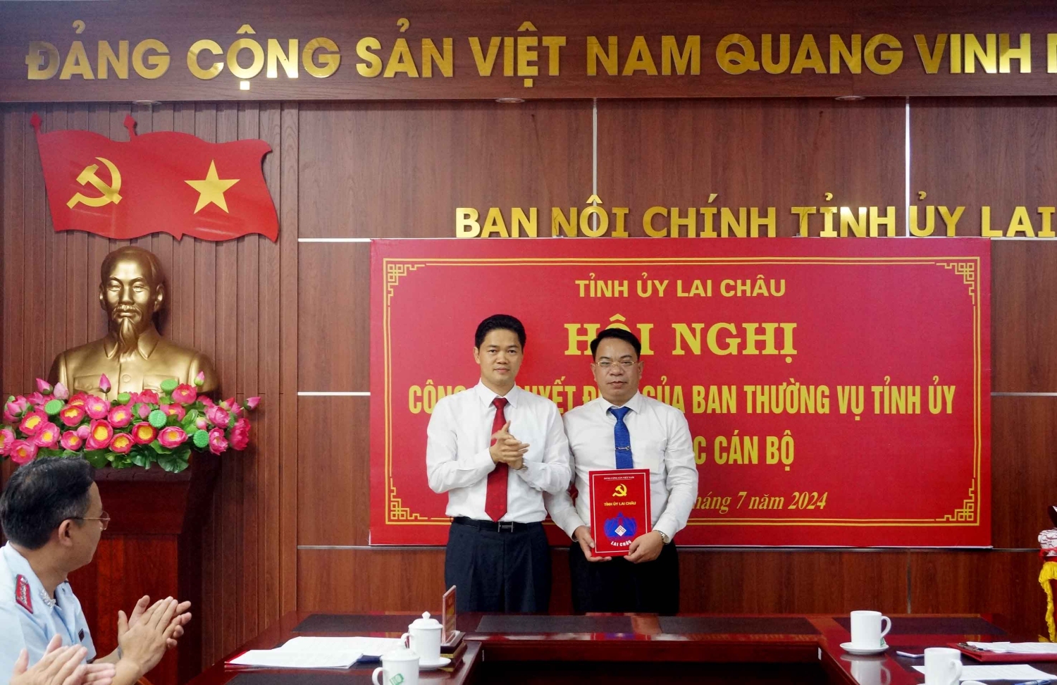 Đồng chí Vũ Mạnh Hà - Ủy viên dự khuyết Trung ương Đảng, Phó Bí thư Thường trực Tỉnh ủy, Trưởng Ban Nội chính Tỉnh ủy trao Quyết định cho đồng chí Lò Văn Nhung