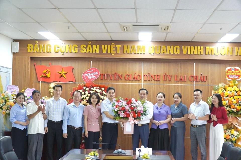 Đồng chí Vũ Mạnh Hà - Ủy viên dự khuyết Trung ương Đảng, Phó Bí thư Thường trực Tỉnh uỷ cùng lãnh đạo các cơ quan, đơn vị tặng hoa chúc mừng Ban Tuyên giáo Tỉnh uỷ