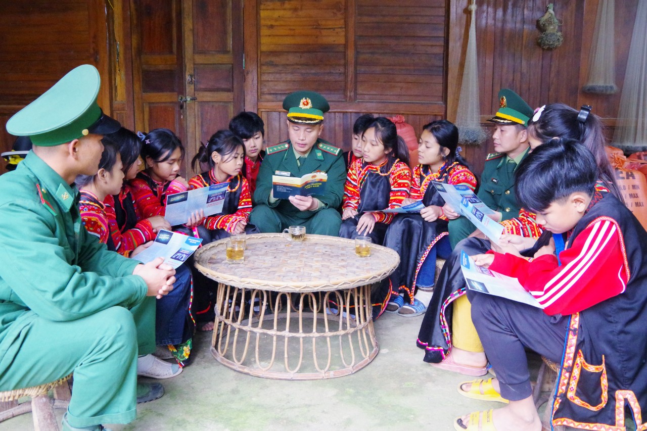 Cán bộ, chiến sỹ Đồn Biên phòng Mù Cả, huyện Mường Tè  tuyên truyền Luật Biên phòng Việt Nam cho các em học sinh trên địa bàn xã Mù Cả