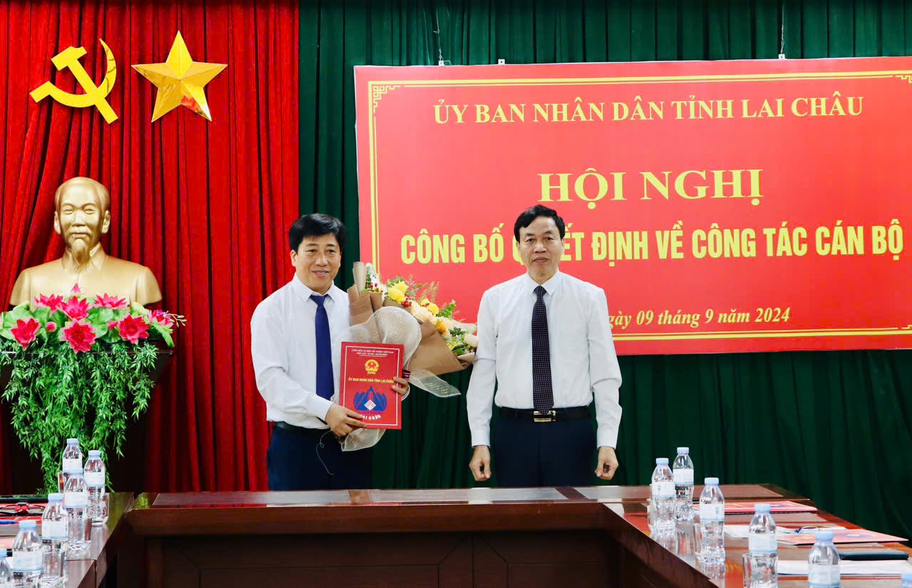 3.	Chủ tịch UBND tỉnh Lê Văn Lương trao quyết định và tặng hoa chúc mừng tân Giám đốc Sở Công thương