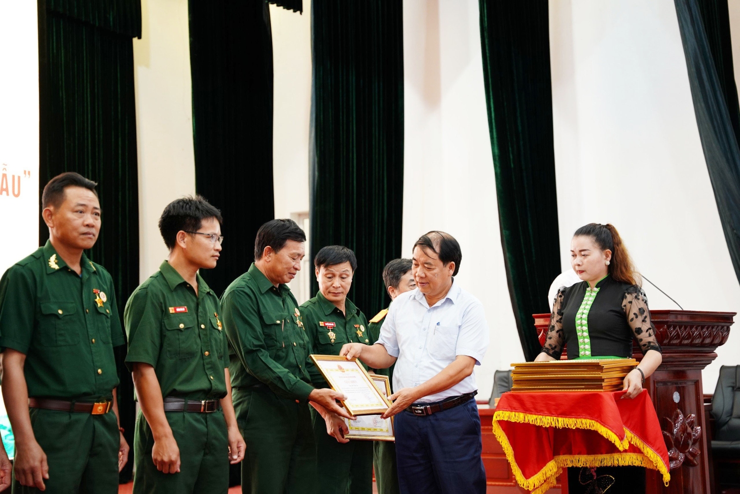 Lãnh đạo huyện Tân Uyên trao giấy khen cho các cá nhân có thành tích xuất sắc trong phong trào “Cựu chiến binh gương mẫu” huyện Tân Uyên giai đoạn 2019-2024