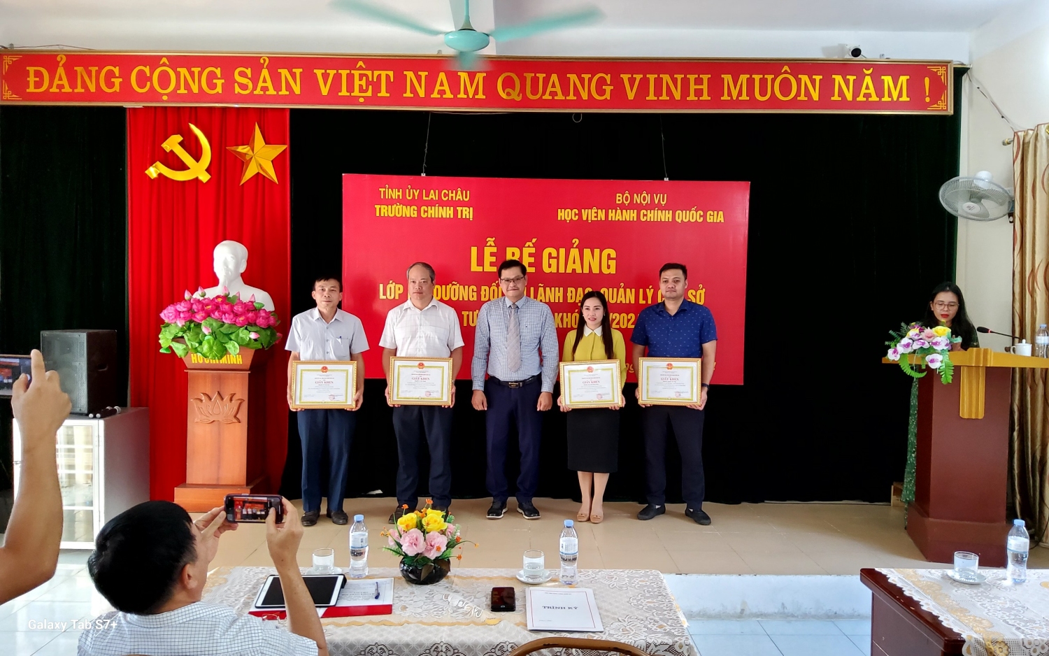 TS Nguyễn Hoài Thu - Phó Trưởng ban Quản lý bồi dưỡng theo chức vụ, chức danh, Học viện Hành chính quốc gia trao Giấy khen cho các học viên đạt thành tích cao trong học tập và rèn luyện