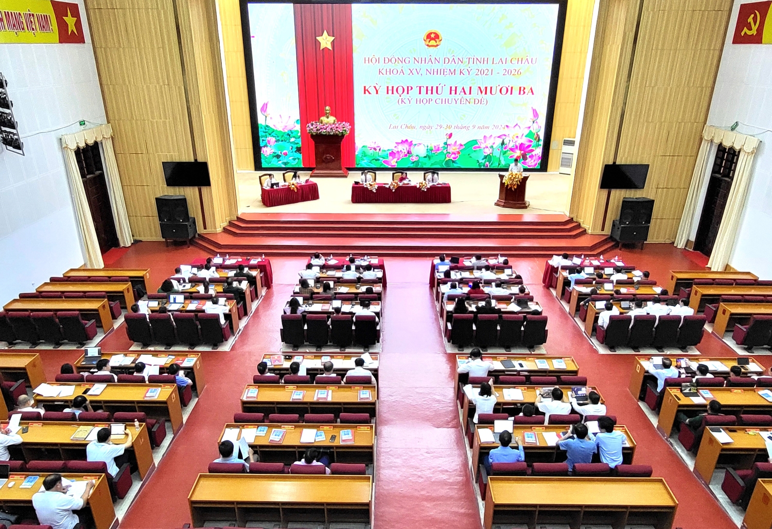 Quang cảnh Kỳ họp