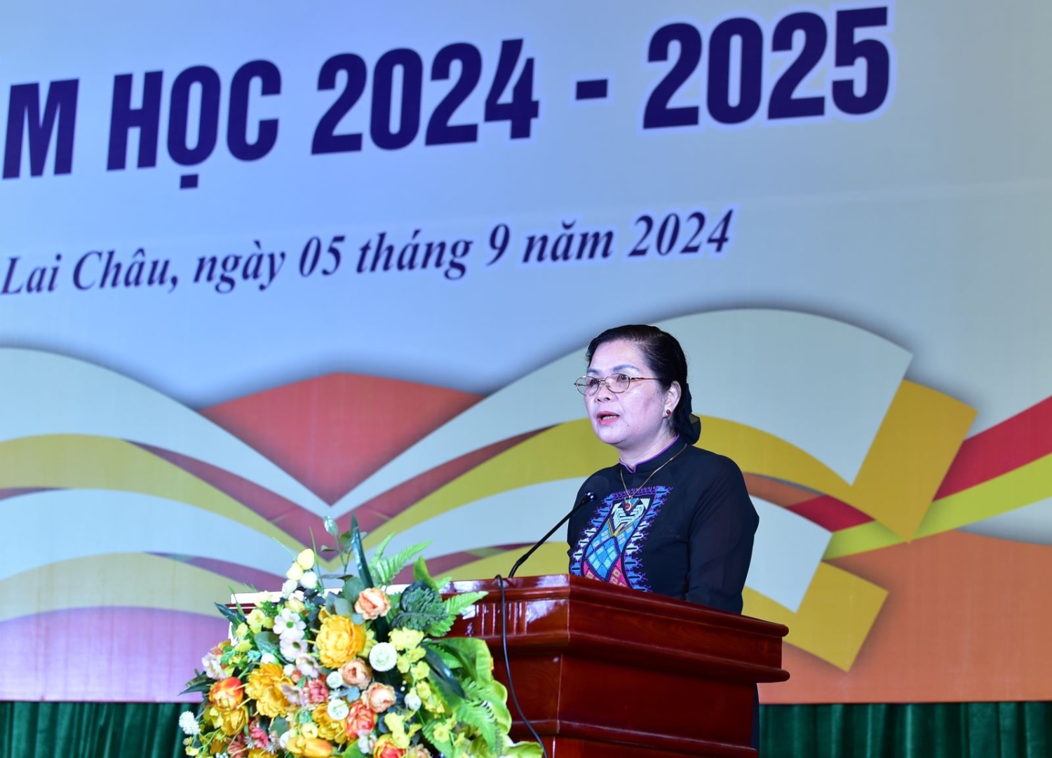 Bí thư Tỉnh uỷ Giàng Páo Mỷ phát biểu khai giảng năm học 2024 - 2025 tại Trường THPT chuyên Lê Quý Đôn (Ảnh: Nguyễn Chanh)