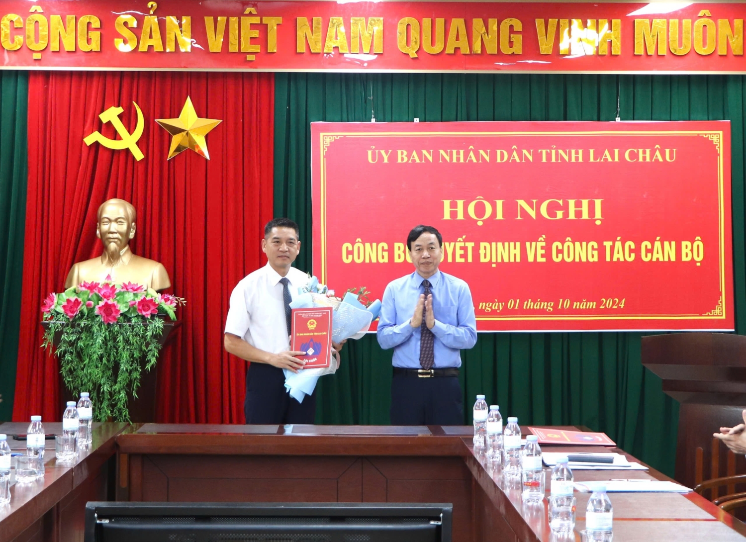 Chủ tịch UBND tỉnh Lê Văn Lương trao quyết định và tặng hoa chúc mừng đồng chí Hà Văn Phong