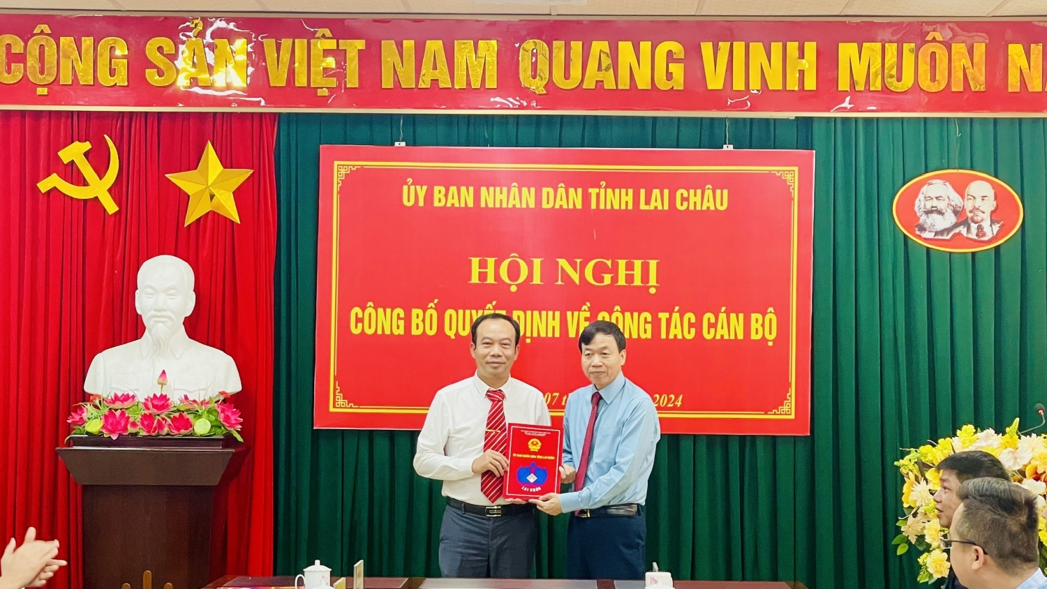 Đồng chí Lê Văn Lương - Phó Bí thư Tỉnh ủy, Chủ tịch UBND tỉnh trao quyết định cho đồng chí Nguyễn Tâm Đức Trình