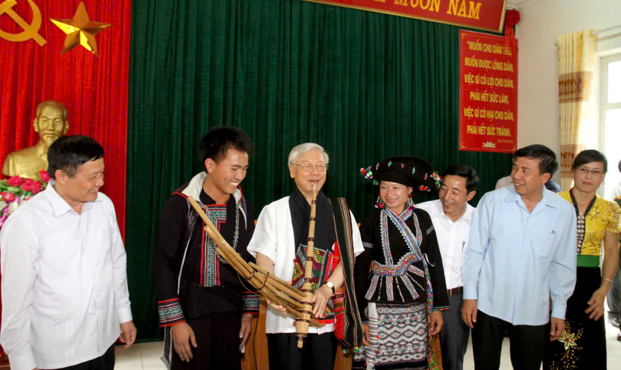 Cố Tổng Bí thư Nguyễn Phú Trọng đón nhận chiếc khèn Mông của bà con xã Bản Bo tặng nhân chuyến thăm Lai Châu vào tháng 7/2016