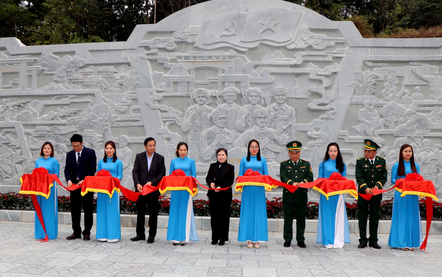 Bí thư Tỉnh uỷ Giàng Páo Mỷ và Thường trực Huyện ủy, Đảng uỷ xã Ma Li Pho và Đồn Biên phòng Cửa khẩu Ma Lù Thàng cắt băng khánh thành giai đoạn II Nhà bia ghi tên các anh hùng, liệt sĩ xã Ma Li Pho