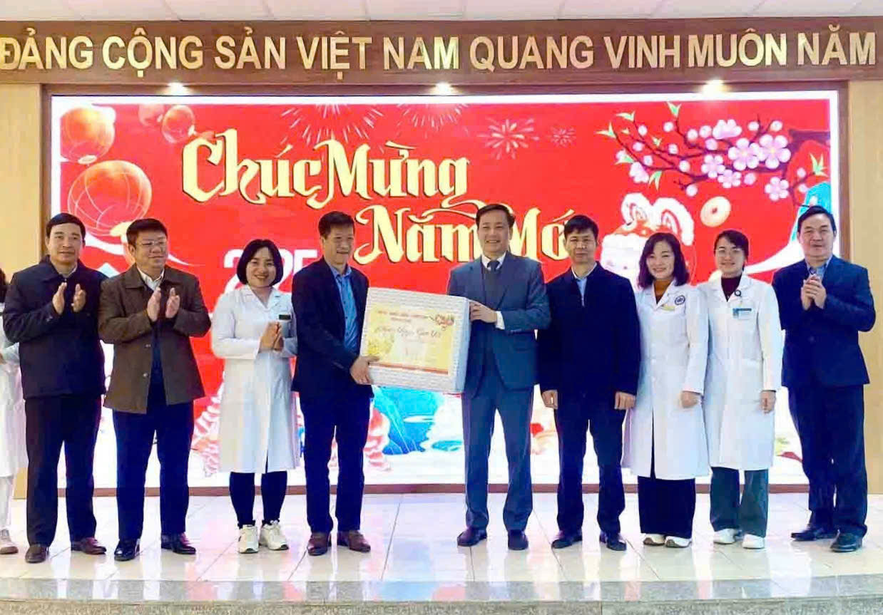 Đồng chí Lê Đức Dục - Ủy viên Ban Thường vụ Tỉnh uỷ, Trưởng Ban Tuyên giáo Tỉnh uỷ cùng đoàn công tác thăm, tặng quà Bệnh viện Đa khoa tỉnh