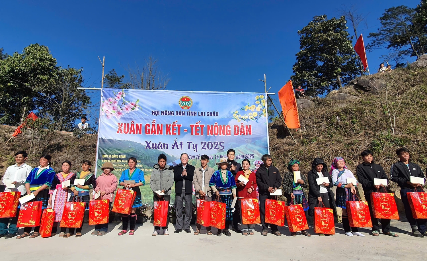 Đồng chí Lương Quốc Đoàn - Chủ tịch Ban Chấp hành Trung ương Hội Nông dân Việt Nam và đồng chí Vũ Mạnh Hà - Phó Bí thư Thường trực Tỉnh ủy tặng quà cho hội viên, nông dân bản Can Tỷ 2, xã Ma Quai, huyện Sìn Hồ