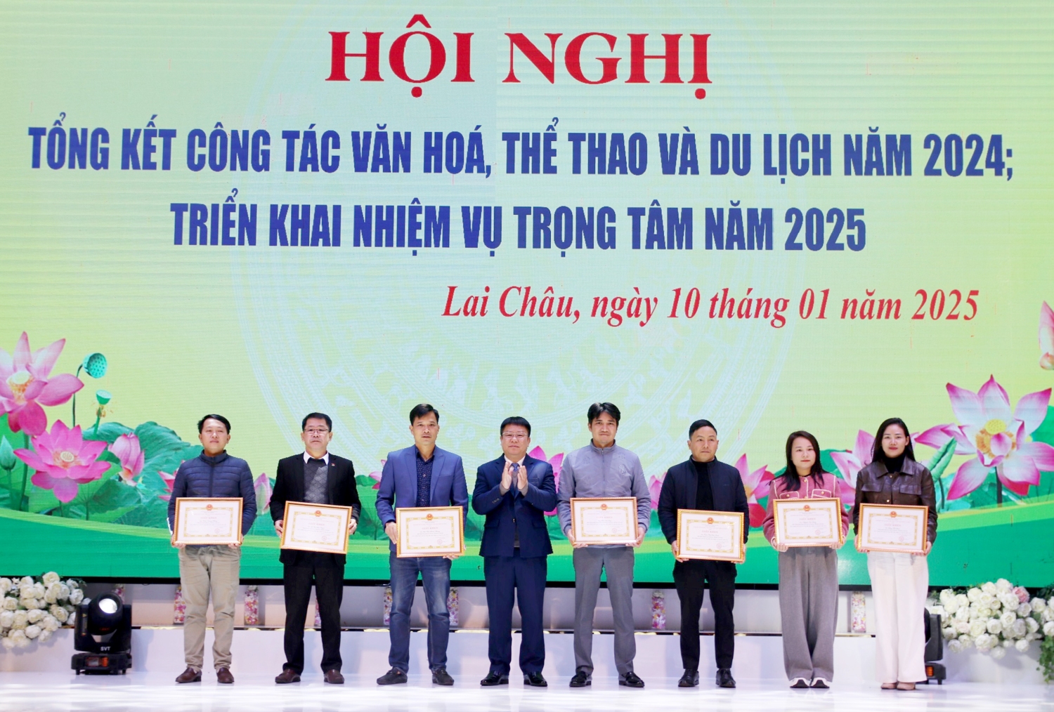 Đồng chí Trần Mạnh Hùng - Quyền Giám đốc Sở VHTT&DL trao Giấy khen cho các tập thể có thành tích xuất sắc trong thực hiện nhiệm vụ công tác năm 2024