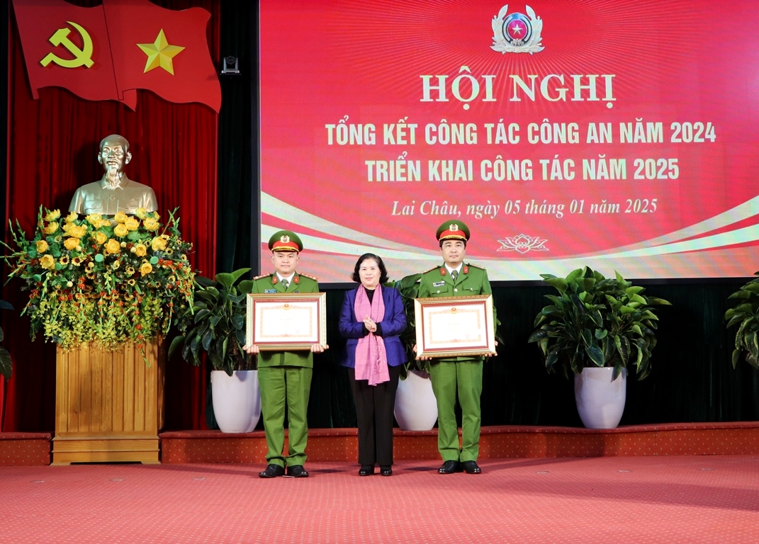 Thừa ủy quyền của Thủ tướng Chính phủ, đồng chí Giàng Páo Mỷ - Ủy viên Ban Chấp hành Trung ương Đảng, Bí thư Tỉnh ủy trao Bằng khen của Thủ tướng Chính phủ cho 2 cá nhân.