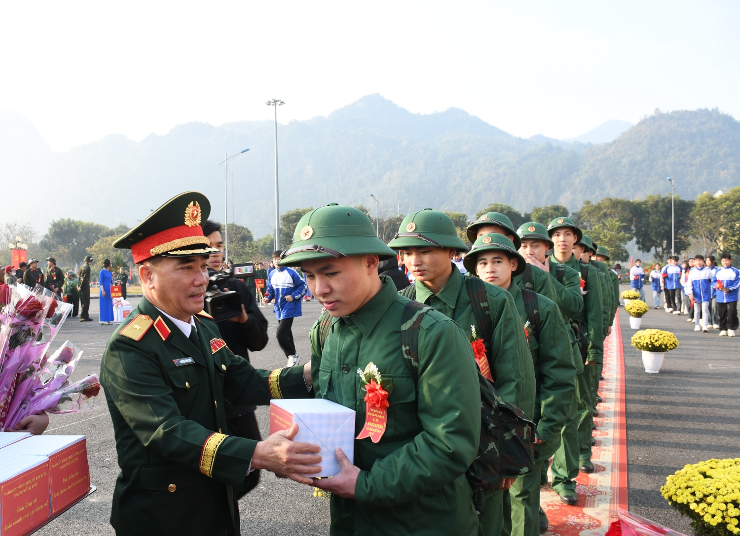 Lãnh đạo Quân khu 2 tặng quà thanh niên Thành phố Lai Châu lên đường nhập ngũ