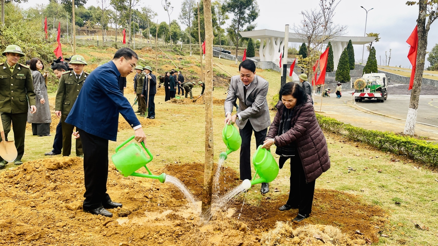 Đồng chí Giàng Páo Mỷ - Ủy viên Trung ương Đảng, Bí thư Tỉnh ủy, Chủ tịch HĐND, Trưởng Đoàn ĐBQH tỉnh cùng các đại biểu hưởng ứng Lễ phát động “Tết trồng cây đời đời nhớ ơn Bác Hồ”