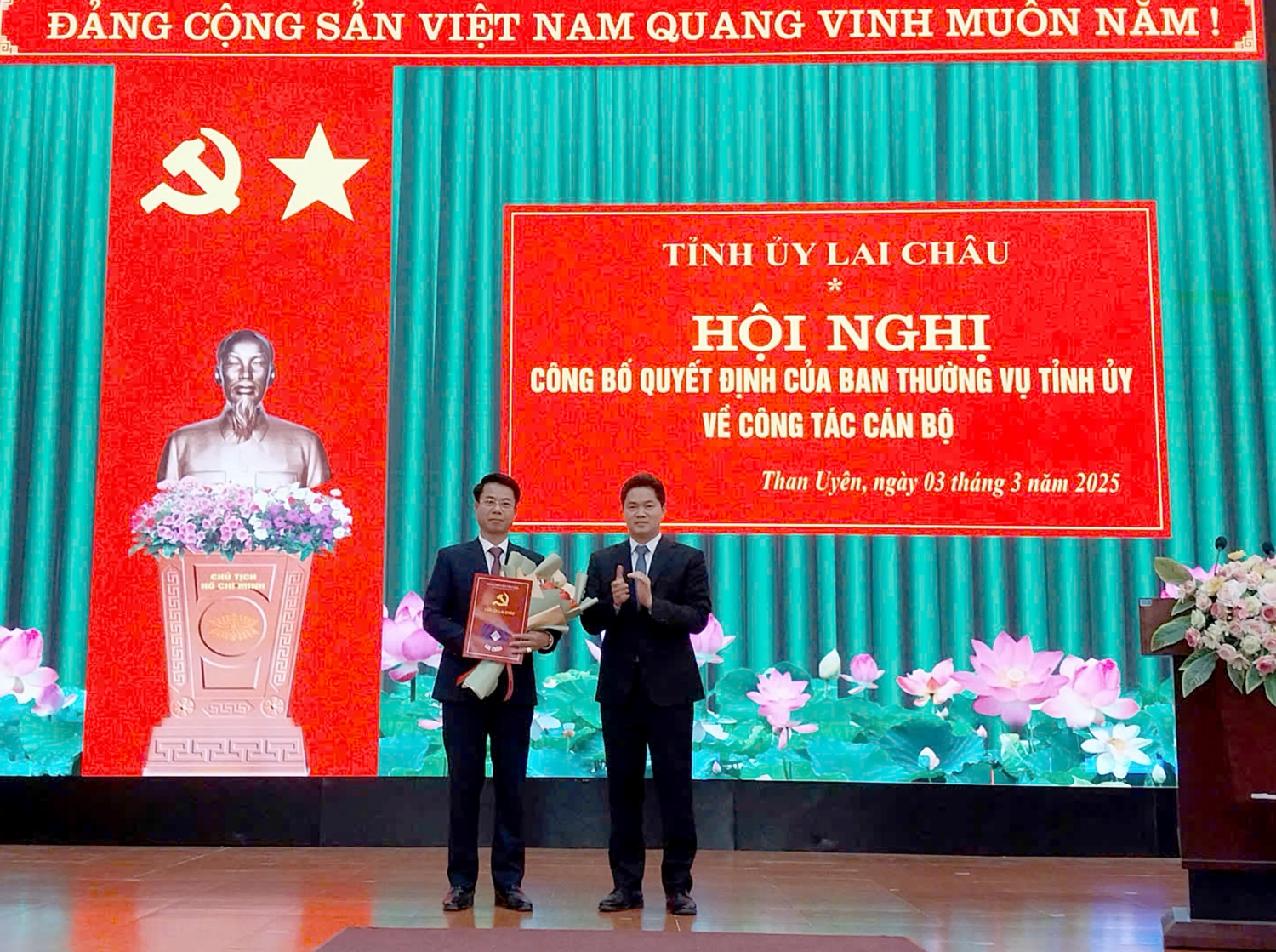 Đồng chí Vũ Mạnh Hà - Ủy viên dự khuyết Trung ương Đảng, Phó Bí thư Thường trực Tỉnh ủy trao quyết định cho đồng chí Hoàng Quốc Khánh