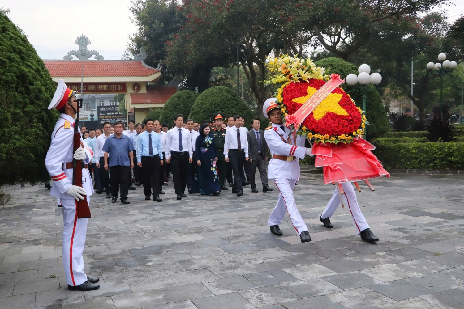 Các đồng chí lãnh đạo tỉnh và đại biểu dâng vòng hoa viếng Nghĩa trang Liệt sĩ tỉnh