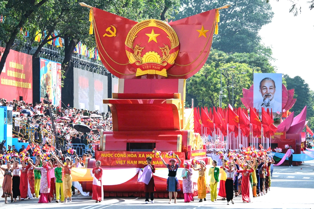 Đi đầu đội hình diễu binh, diễu hành là Quốc huy nước Cộng hòa xã hội chủ nghĩa Việt Nam