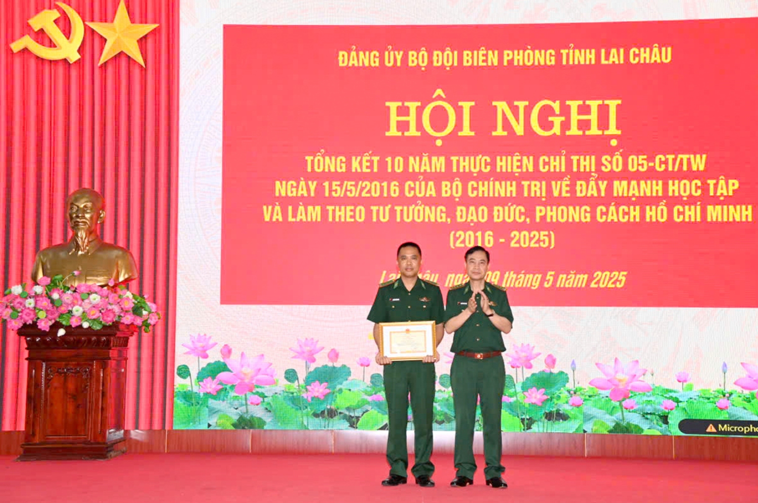 Đại tá Nguyễn Văn Hưng – Bí thư Đảng ủy, Chính ủy Bộ Chỉ huy BĐBP tỉnh trao giấy khen của Bộ Chỉ huy BĐBP tỉnh cho tập thể có thành tích trong thực hiện Chỉ thị 05-CT/TW của Bộ Chính trị