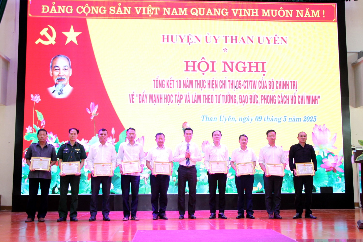 Đồng chí Lò Minh Hiếu - Phó Bí thư Thường trực Huyện ủy tặng Giấy khen cho các tập thể có thành tích tiêu biểu trong học tập và làm theo tư tưởng, đạo đức, phong cách Hồ Chí Minh