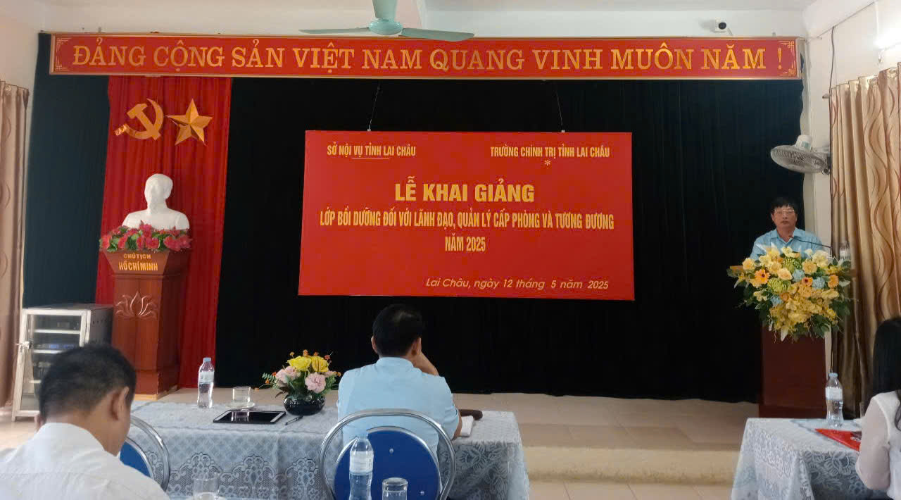Đồng chí Nguyễn Tiến Tăng - Hiệu trưởng Trường Chính trị tỉnh phát biểu Khai giảng lớp bồi dưỡng