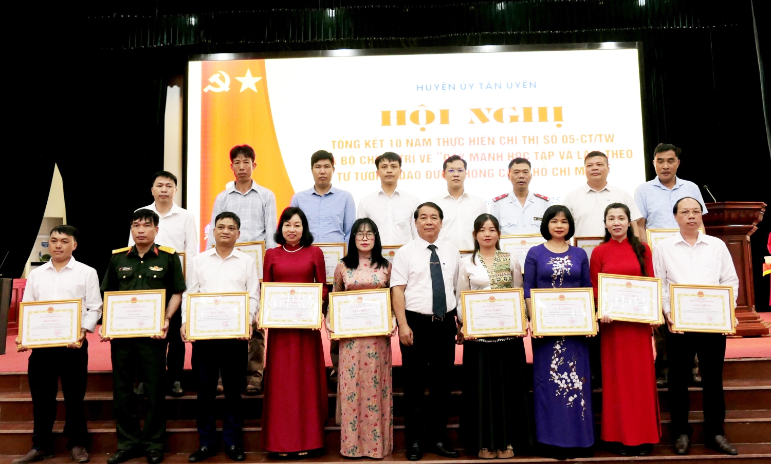 Đồng chí Nguyễn Thanh Văn - Phó Bí thư Huyện ủy, Chủ tịch UBND huyện trao giấy khen cho các tập thể