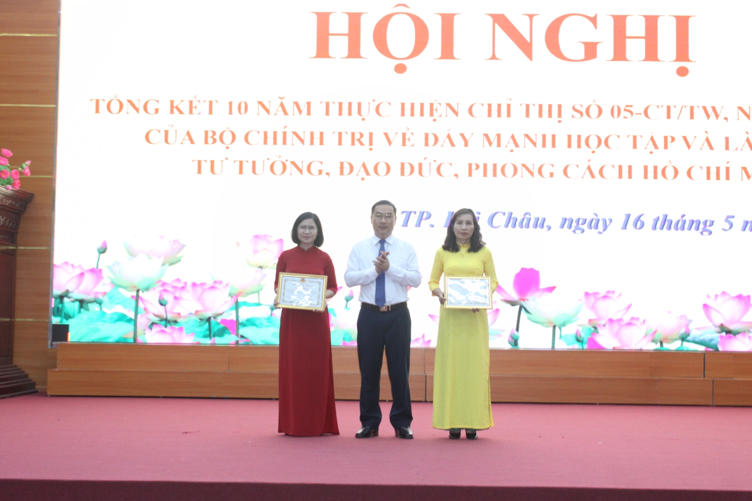 Đồng chí Tống Thanh Bình - Bí thư Thành ủy trao giấy khen cho các tập thể có thành tích tiêu biểu trong học tập và làm theo tư tưởng, đạo đức, phong cách Hồ Chí Minh nhân dịp tổng kết 10 năm thực hiện Chỉ thị số 05-CT/TW của Bộ Chính trị