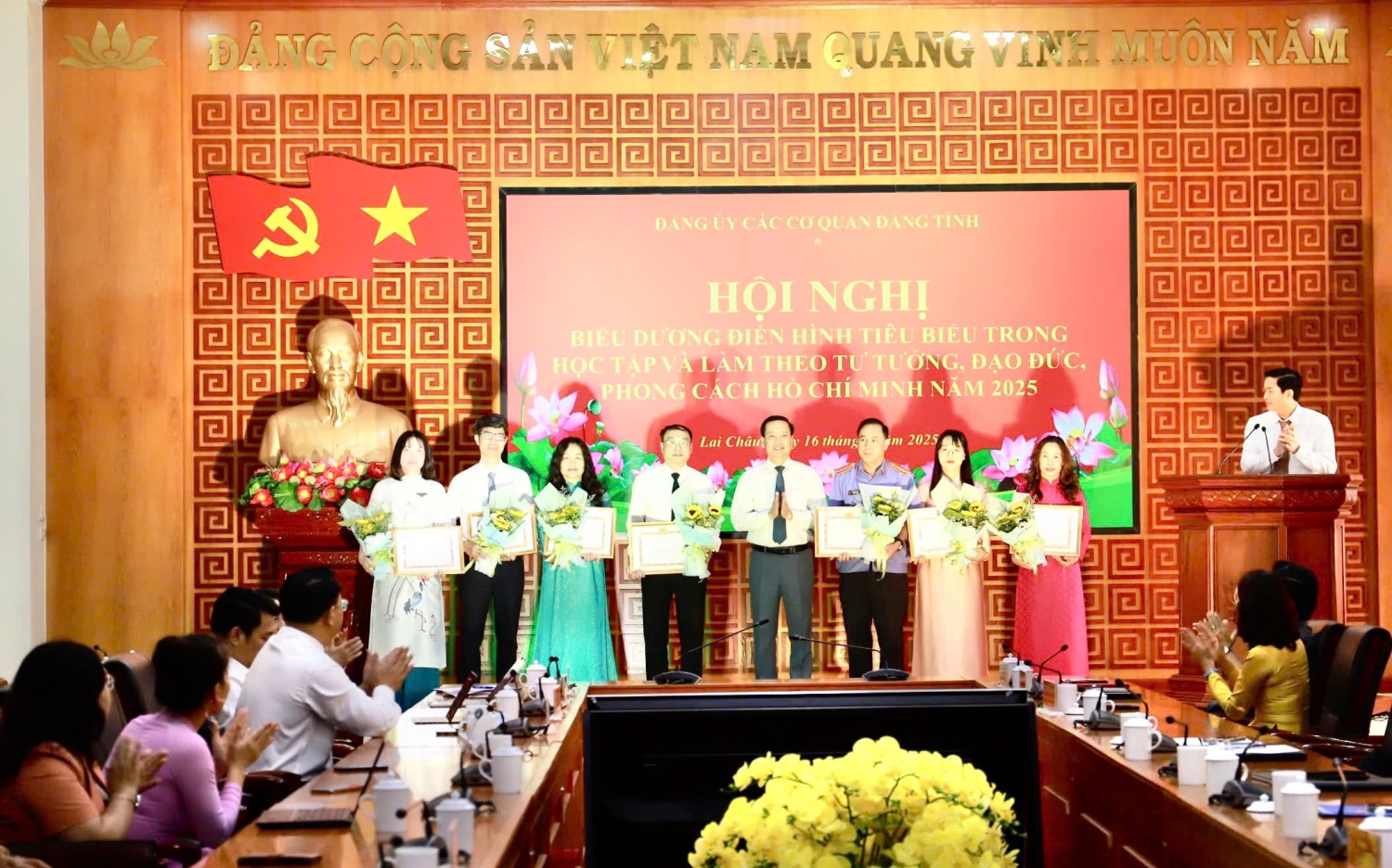 Đồng chí Lê Đức Dục - Ủy viên Ban Thường vụ Tỉnh uỷ, Trưởng Ban Tuyên giáo và Dân vận Tỉnh uỷ trao giấy khen cho 7 tập thể